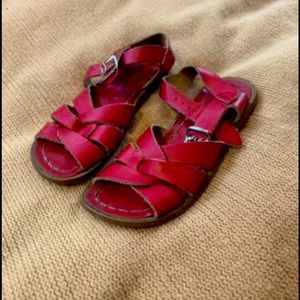 Red 10Y saltwater red vday outfit sandals with clasp closure